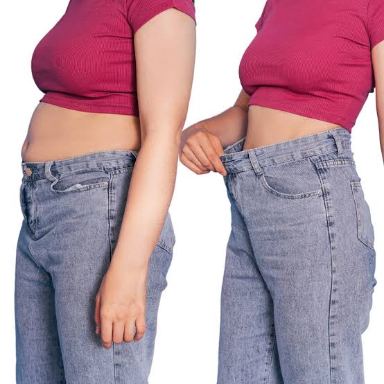 Imagem de uma mulher adulta na faixa dos 40 ou 50 anos demonstrando atenção ou desconforto na região abdominal, em contexto relacionado à transição menopausal. A imagem representa a relação entre menopausa e intestino, especialmente sintomas como barriga inchada, gases, constipação e alterações do trânsito intestinal, sem sugerir um diagnóstico específico.